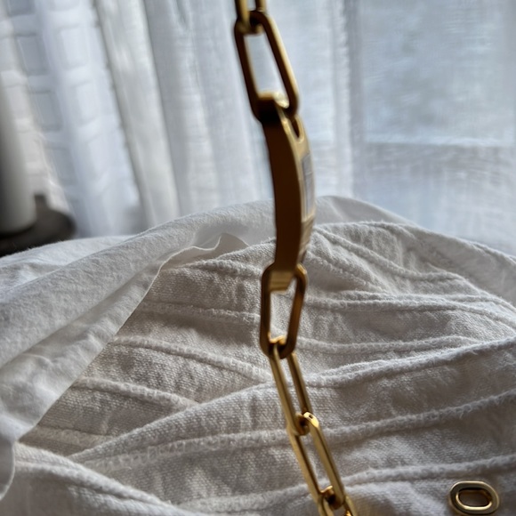 Ladies Gucci 6100L Watch, band is 7 1/2” in length with an extra 1/2” link - Picture 9 of 9